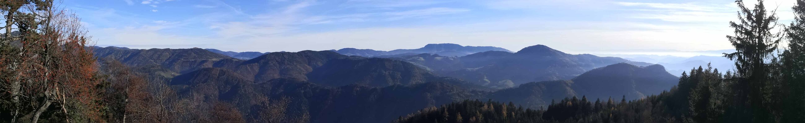 Ein Blick ins Grazer Bergland bei schönem Wetter